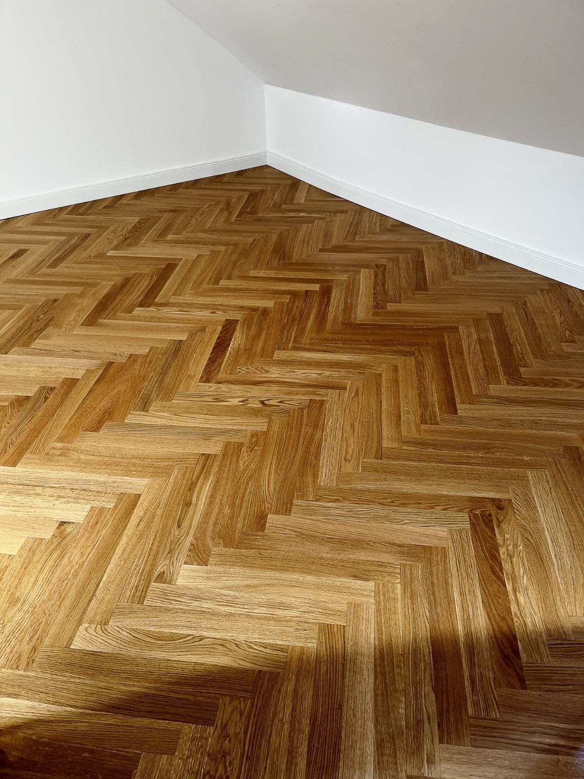 Fischgrätparkett, geölt, in einem Berliner Zimmer mit Dachschräge